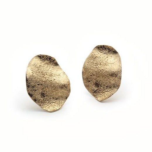 
                  
                    De magnifiques boucles d'oreilles en or fabriquée localement à Montréal. Elles sont faites d'argent et plaquées or. Elles sont une forme contemporaine et classique.
                  
                