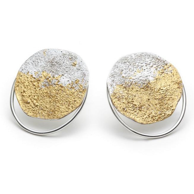 
                  
                    Boucles d'oreilles en or et en argent. Elles sont uniques et originales. Elles sont à la fois chics et contemporaines.
                  
                
